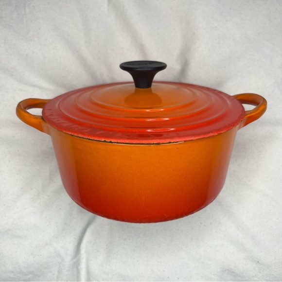 Le Creuset Dutch Oven Round 2 Qts Flame Orange Enameled Cast Iron - Picture 2 of 10